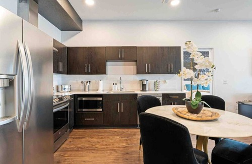 Eighth Avenue Apartamento | New Build w Pool/Walk to Broadway!