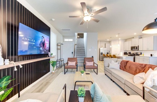 Clodine Casa | New built Home, Chinatown, Little Saigon, King bed