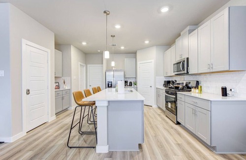 Clodine Casa | New built Home, Chinatown, Little Saigon, King bed