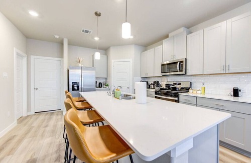 Clodine Casa | New built Home, Chinatown, Little Saigon, King bed