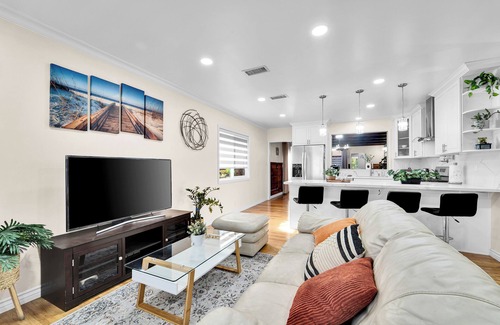 Madrona Casa | NEW-by the Beach, KingBed, 11miles to LAX, 5b in Torrance fast WiFi & AC