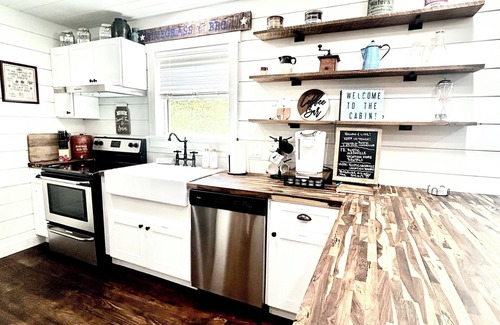 Kedron Cabina | NEW CABIN ~HOT TUB IN THEATER~1 QUIET ACRE ~HIKING ~FIRE PIT ~KING SUITES