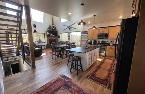 Lead Cabina | NEW Cabin in Terry Peak! Views, Space, and lots more! Sleeps 14, NO bunk beds!
