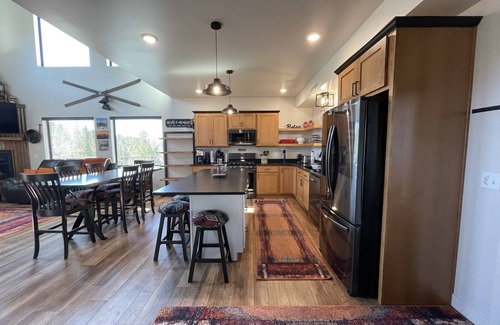 Lead Cabina | NEW Cabin in Terry Peak! Views, Space, and lots more! Sleeps 14, NO bunk beds!