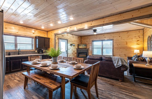 Sevierville Cabina | Brand New! Fire Pit, Hot Tub, Arcade, Fast Wifi!
