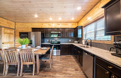 Sevierville Cabina | Brand New! Fire Pit, Hot Tub, Arcade, Fast Wifi!
