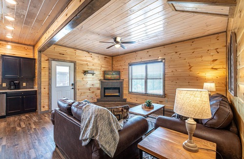 Sevierville Cabina | Brand New! Fire Pit, Hot Tub, Arcade, Fast Wifi!
