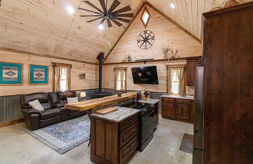 Rising Fawn Cabina | New cabin on 1 acre - large deck & firepit area - 2 bikes provided - hiking - screened in porch