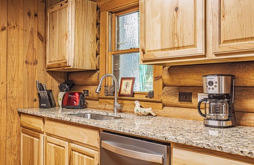Lake Lure Cabina | New Cabin walking distance to Lake Lure Beach and minutes from Chimney Rock.