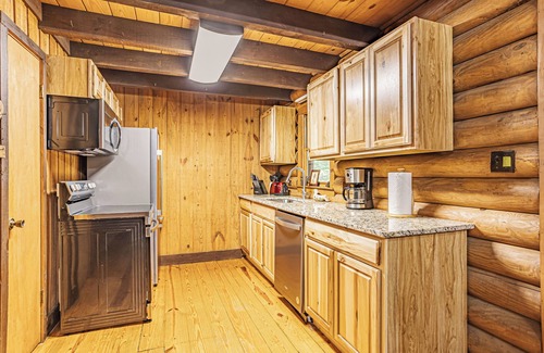 Lake Lure Cabina | New Cabin walking distance to Lake Lure Beach and minutes from Chimney Rock.