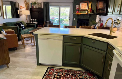 Wisconsin Dells Condominio | NEW! Canoe Bay Riverwalk Retreat- Waterfront/Pool
