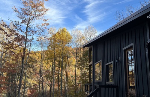 Clayton Cabina | NEW! CAPER Treehouse: modern cabin-HOT TUB VIEWS!