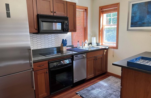 Kirkland Cabaña | New carriage house, king bed, minutes to grocery, restaurants, Lake front.