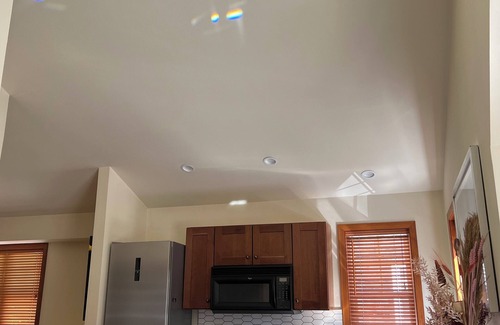 Kirkland Cabaña | New carriage house, king bed, minutes to grocery, restaurants, Lake front.