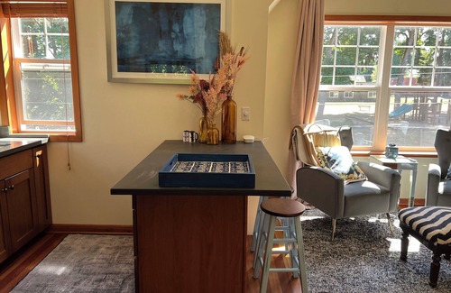 Kirkland Cabaña | New carriage house, king bed, minutes to grocery, restaurants, Lake front.