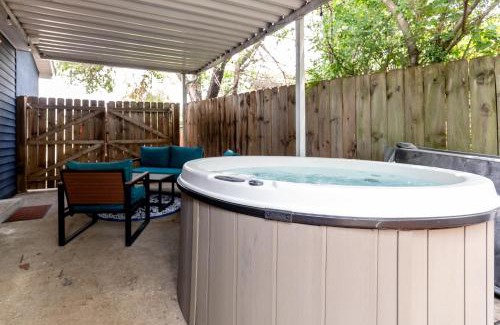 Woodbine Casa | NEW Casa Azul - 2 king Beds Yard HOT TUB!