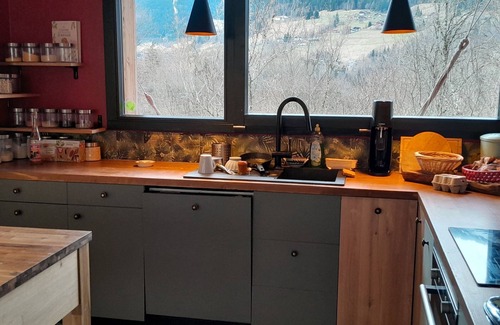 Le Biot Chalet De Esquí | NEW chalet sleeps 10, large living room, 1 games room (pool, table soccer, darts)