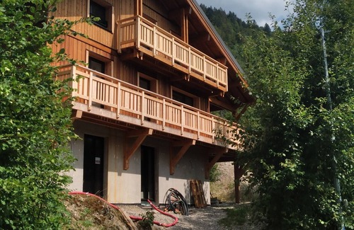 Le Biot Chalet De Esquí | NEW chalet sleeps 10, large living room, 1 games room (pool, table soccer, darts)
