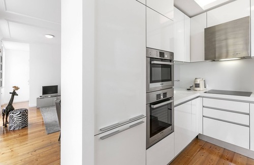Bairro Alto Casa | NEW! Charm that's difficult to resist. W/ garage.