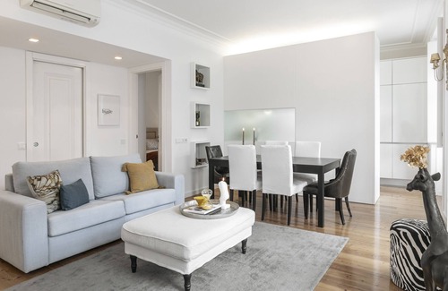 Bairro Alto Casa | NEW! Charm that's difficult to resist. W/ garage.