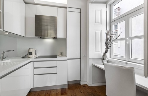 Bairro Alto Casa | NEW! Charm that's difficult to resist. W/ garage.