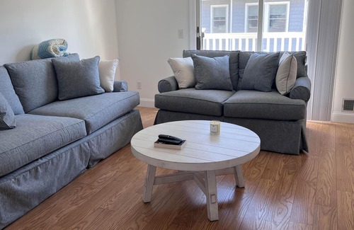 Normandy Beach Casa | New Charming 2-bdrm sleeps 8: beach badges, ctrl a/c, grill, 1 blk to beach