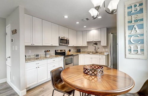 Rockport Casa | New! Charming and eclectic 2 bedroom, 1 bath, 5 minutes to Rockport Beach!