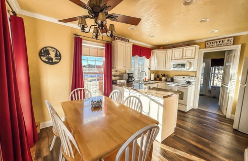 North Glade Hills Casa | New: Charming and Great Value Lake Area Cottage