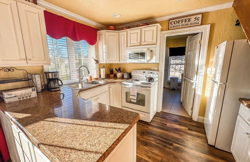 North Glade Hills Casa | New: Charming and Great Value Lake Area Cottage