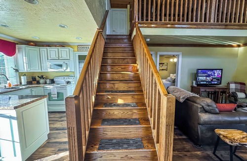 North Glade Hills Casa | New: Charming and Great Value Lake Area Cottage