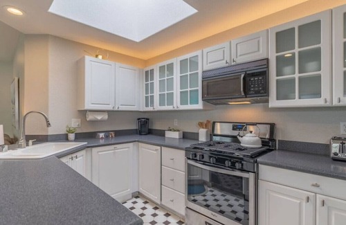 Ocean Beach Condominio | NEW Charming Beach Style Condo Steps to the Sand