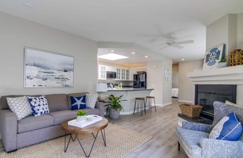 Ocean Beach Condominio | NEW Charming Beach Style Condo Steps to the Sand