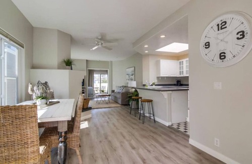 Ocean Beach Condominio | NEW Charming Beach Style Condo Steps to the Sand