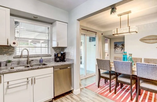 South Pinellas Community Council Casa | NEW! Charming private bungalow w/ hot tub near beaches 3BR