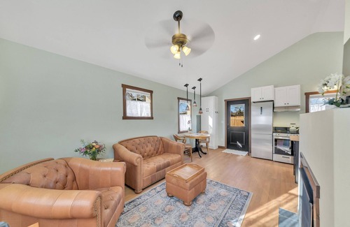 Rapid City Casa | New! Charming private home in historic district. Short walk to downtown Rapid City. Well-appointed and newly renovated. King bed, fireplace, dishwasher, washer/dryer, Wi-Fi, EV charger, tiled shower. Off-street parking. Easy access to I-90.