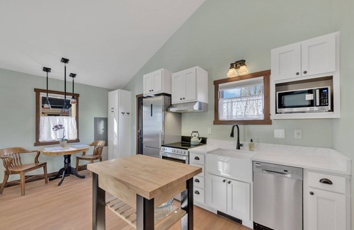 Rapid City Casa | New! Charming private home in historic district. Short walk to downtown Rapid City. Well-appointed and newly renovated. King bed, fireplace, dishwasher, washer/dryer, Wi-Fi, EV charger, tiled shower. Off-street parking. Easy access to I-90.