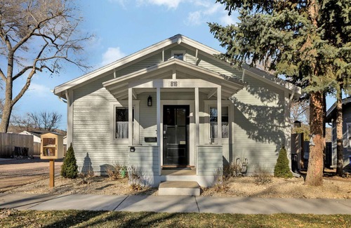 Rapid City Casa | New! Charming private home in historic district. Short walk to downtown Rapid City. Well-appointed and newly renovated. King bed, fireplace, dishwasher, washer/dryer, Wi-Fi, EV charger, tiled shower. Off-street parking. Easy access to I-90.