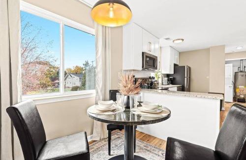 Roseville Apartamento | New! Charming Upper Unit in the Heart of Roseville