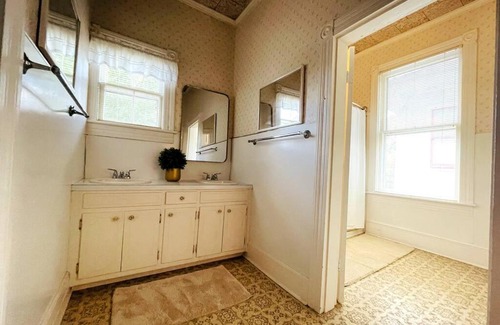 Danville Casa | *New* Charming Victorian Home across Averett Univ.