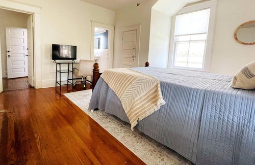 Danville Casa | *New* Charming Victorian Home across Averett Univ.