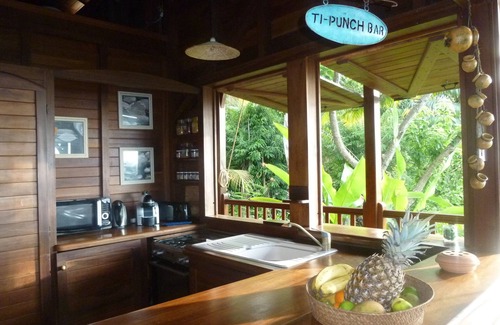 Cafeiere Villa | Villa de madera roja, piscina, jardín criollo, con vistas al mar Caribe.