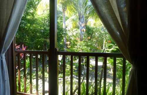 Cafeiere Villa | Villa de madera roja, piscina, jardín criollo, con vistas al mar Caribe.