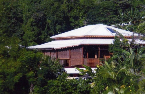 Cafeiere Villa | Villa de madera roja, piscina, jardín criollo, con vistas al mar Caribe.