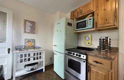Waynesboro Casa | NEW! Cheerful 2 bd bungalow with hot tub. Must see!