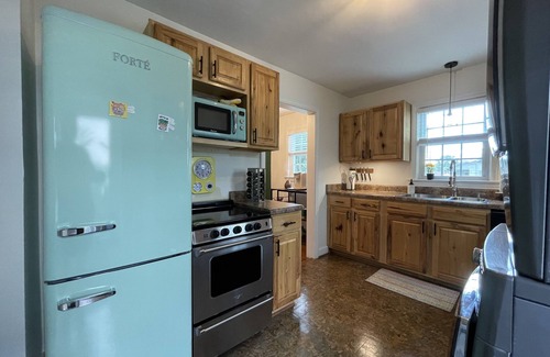 Waynesboro Casa | NEW! Cheerful 2 bd bungalow with hot tub. Must see!