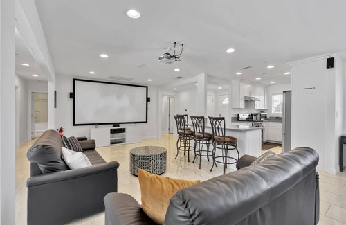 Southwest Anaheim Casa | New Cheerful Stylish Villa - Pool, Spa, Mini Golf, Fire pit, Walk to Disneyland