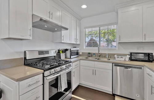 Southwest Anaheim Casa | New Cheerful Stylish Villa - Pool, Spa, Mini Golf, Fire pit, Walk to Disneyland