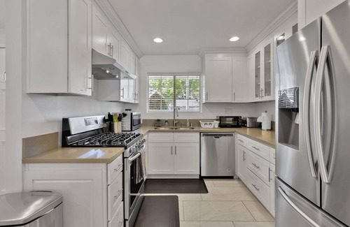 Southwest Anaheim Casa | New Cheerful Stylish Villa - Pool, Spa, Mini Golf, Fire pit, Walk to Disneyland