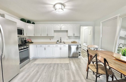 Marlborough Casa | NEW Chic Home Close to Boston - WASHER DRYER & Parking