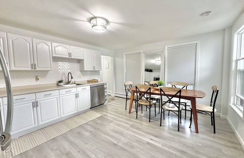 Marlborough Casa | NEW Chic Home Close to Boston - WASHER DRYER & Parking